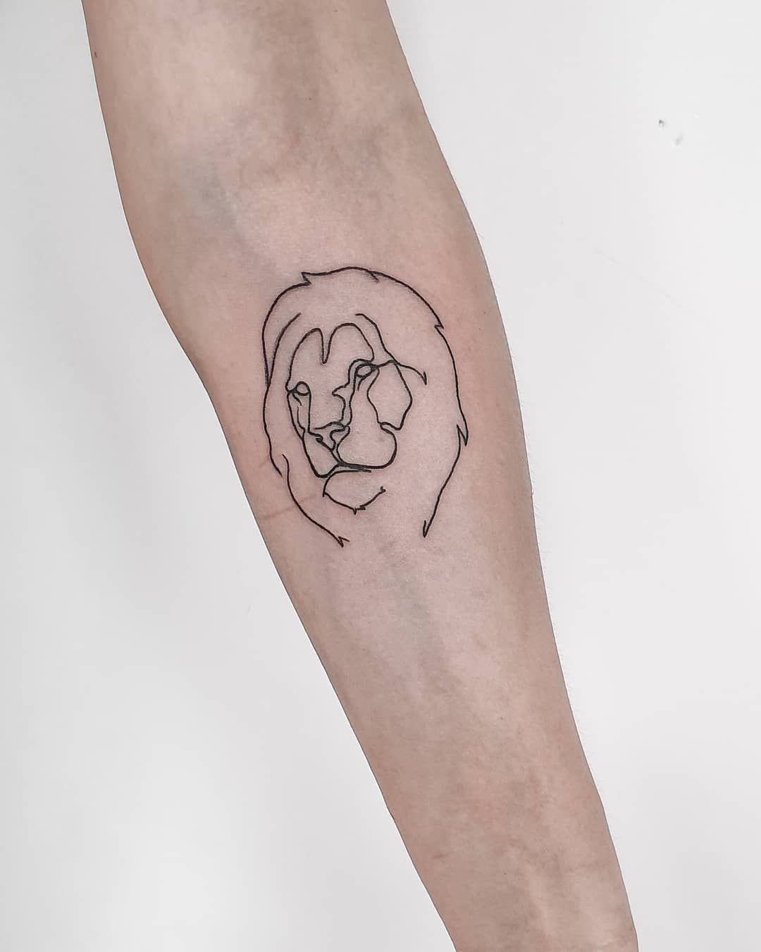 Bold and Simple Lion Tattoo Designs: Minimalist, Geometric, and Dainty ...