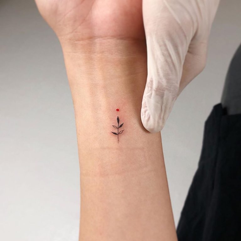 Dainty Wrist Tattoos for Women: Unique, Meaningful Designs from Flowers ...