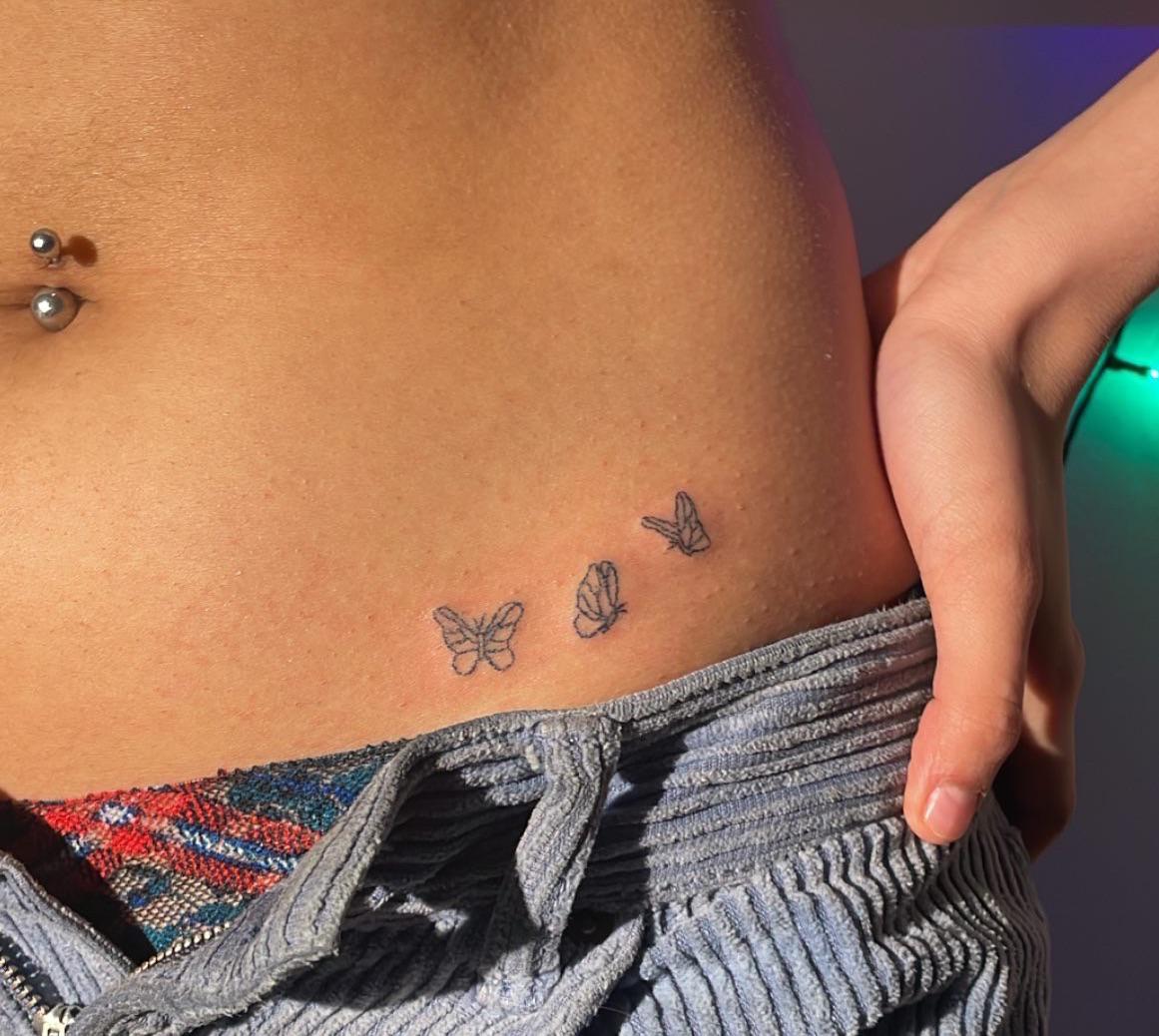 Small Hip Tattoos for Women: Elegant Ideas for Side Thighs, Flowers ...