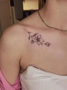 Beautiful Clavicle Tattoo Ideas for Women and Men: Floral, Minimal, and